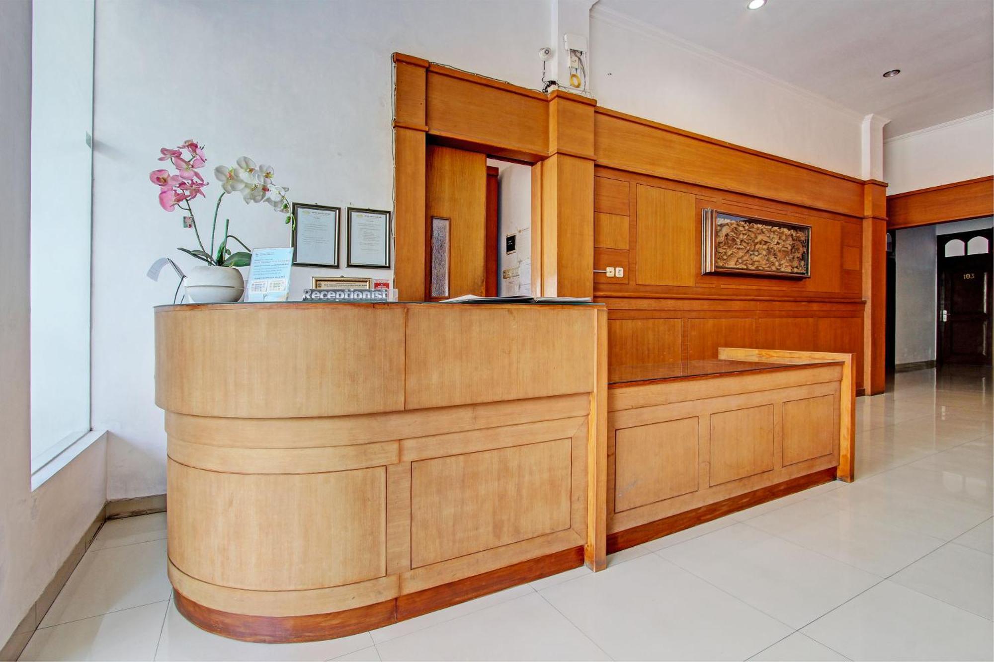 Oyo 93011 Hotel Griya Lestari Pati 2 Экстерьер фото